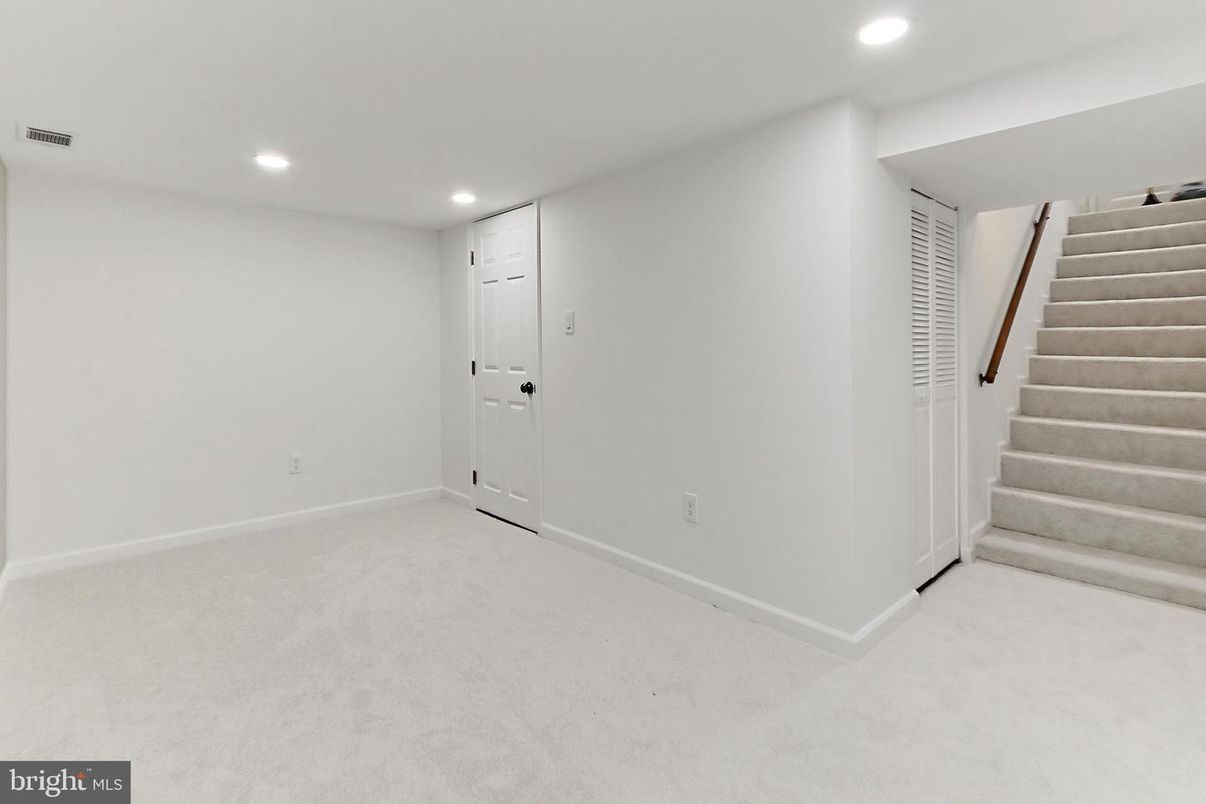 Empty room, Interior, Recessed Lighting