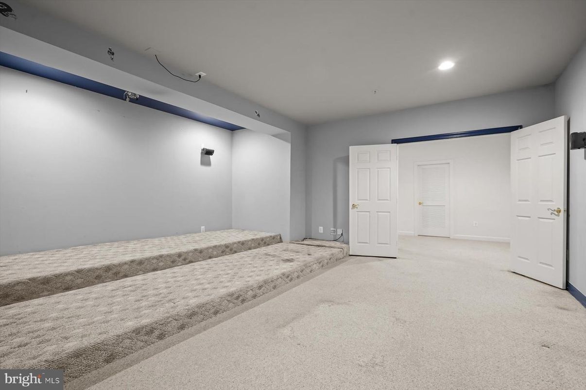 Empty room, Interior, Recessed Lighting