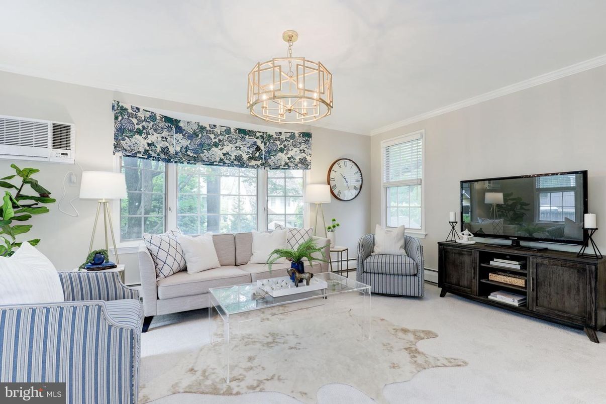 Chandelier, Interior, Living room