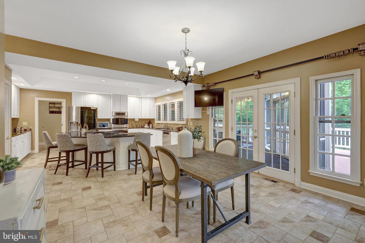 Chandelier, Dining room, Interior, Kitchen, Recessed Lighting, Stainless Steel Appliances
