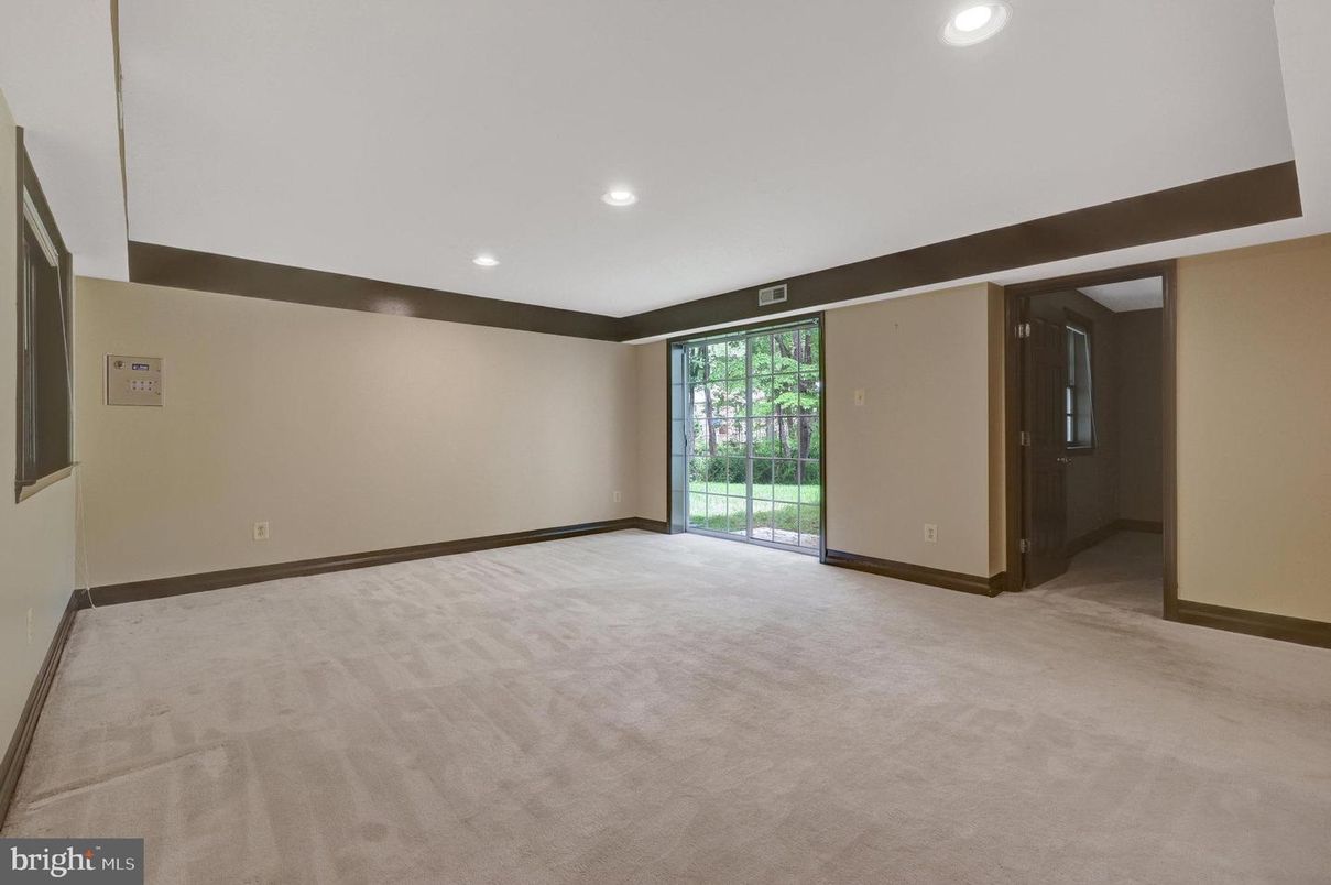 Empty room, Interior, Recessed Lighting