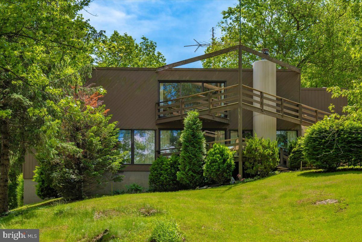 Backyard, Exterior, Facade, Modern