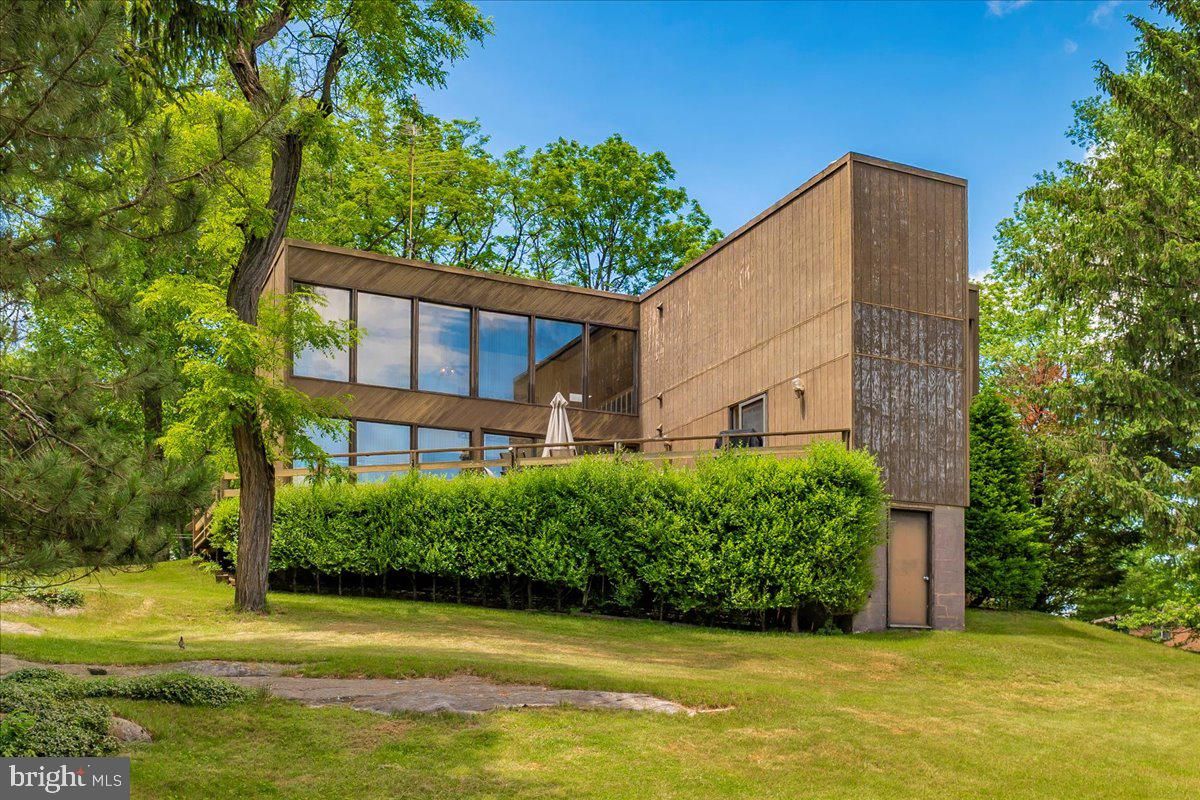 Backyard, Exterior, Facade, Modern