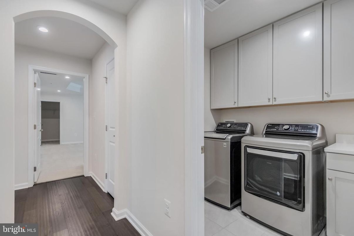 Interior, Recessed Lighting, Washer, Wood Texture Flooring