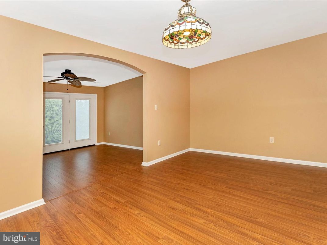 Empty room, Interior, Pendant Lights, Wood Texture Flooring