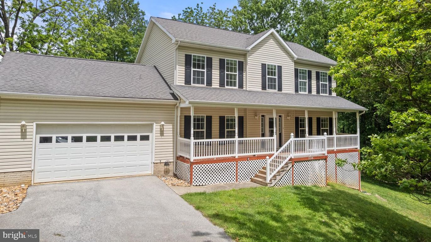 Attached, Exterior, Facade, Farmhouse