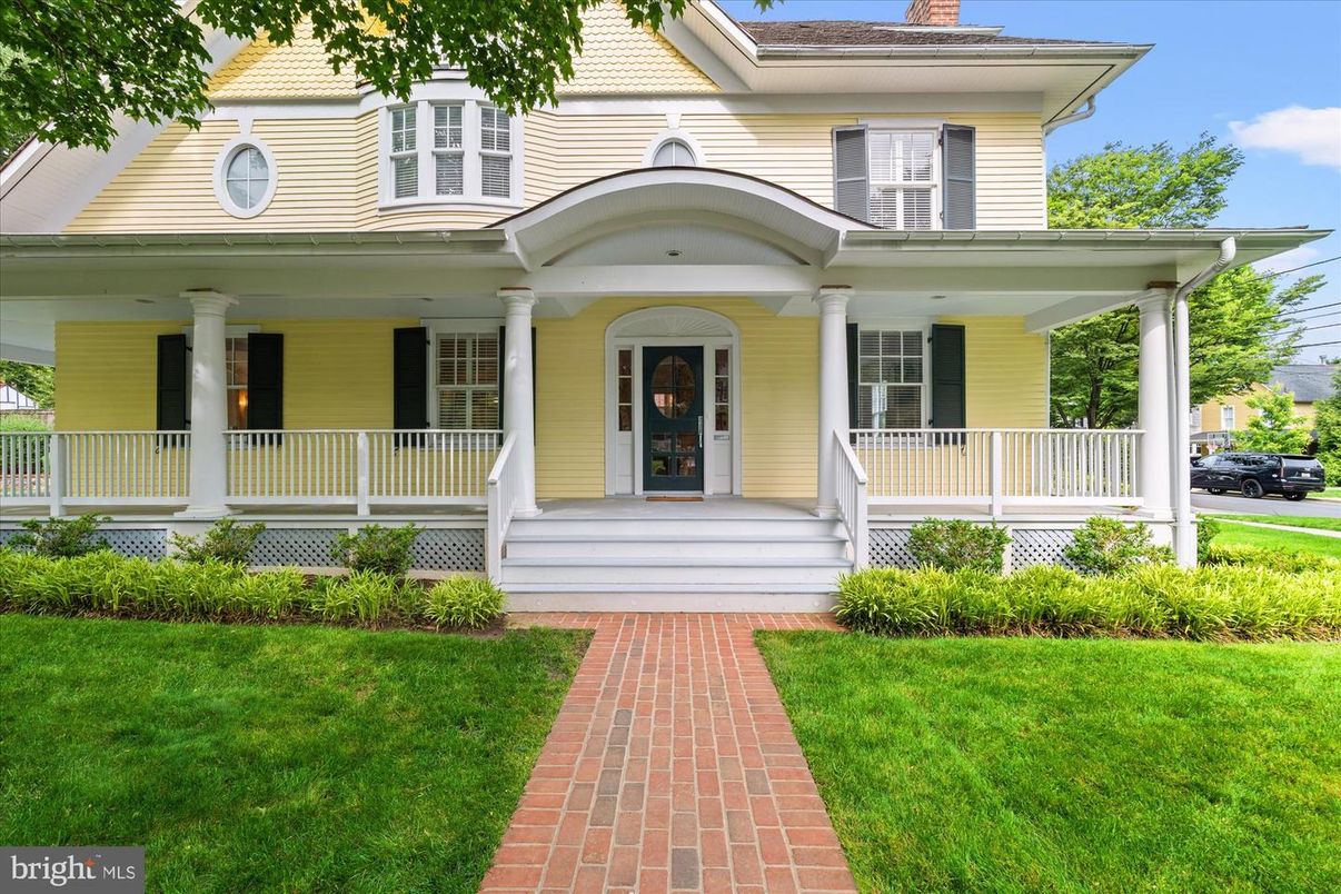 Exterior, Facade, Queen Anne Victorian