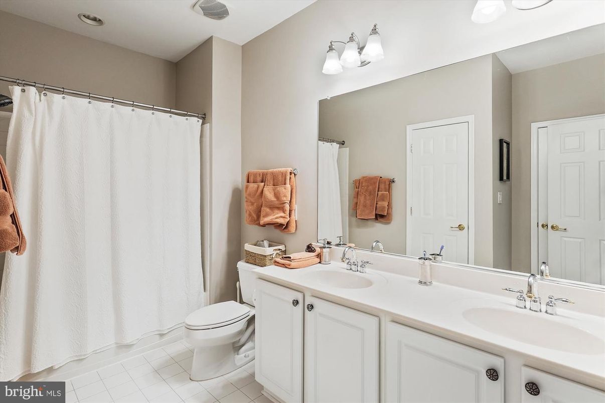 Bathroom, Dual Sink Vanities, Interior, Recessed Lighting