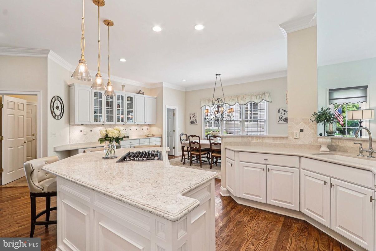 Chandelier, Dining room, Interior, Kitchen, Pendant Lights, Recessed Lighting, Wood Texture Flooring