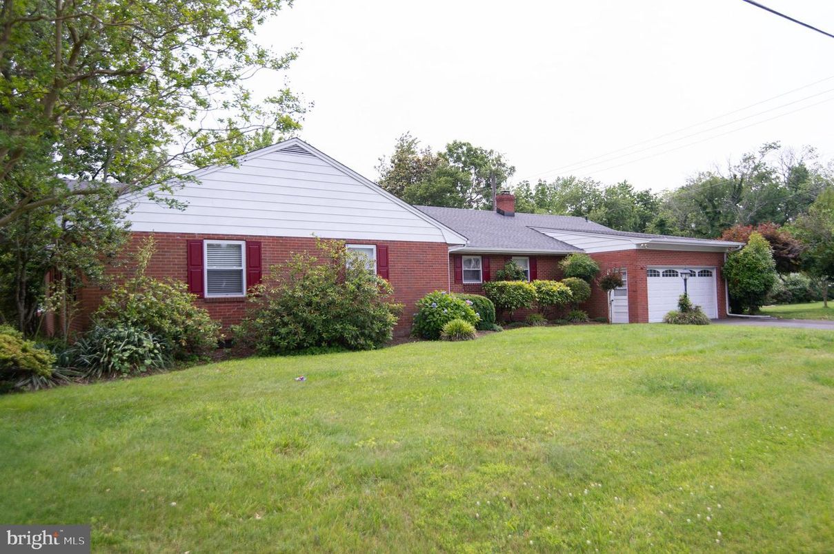 Attached, Exterior, Facade, Brick Facade, Ranch