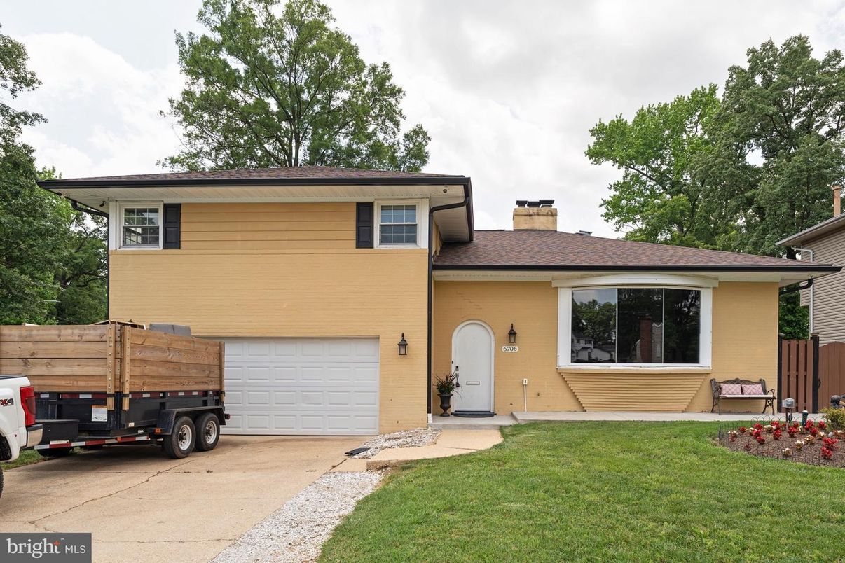 Attached, Exterior, Facade, Split Level