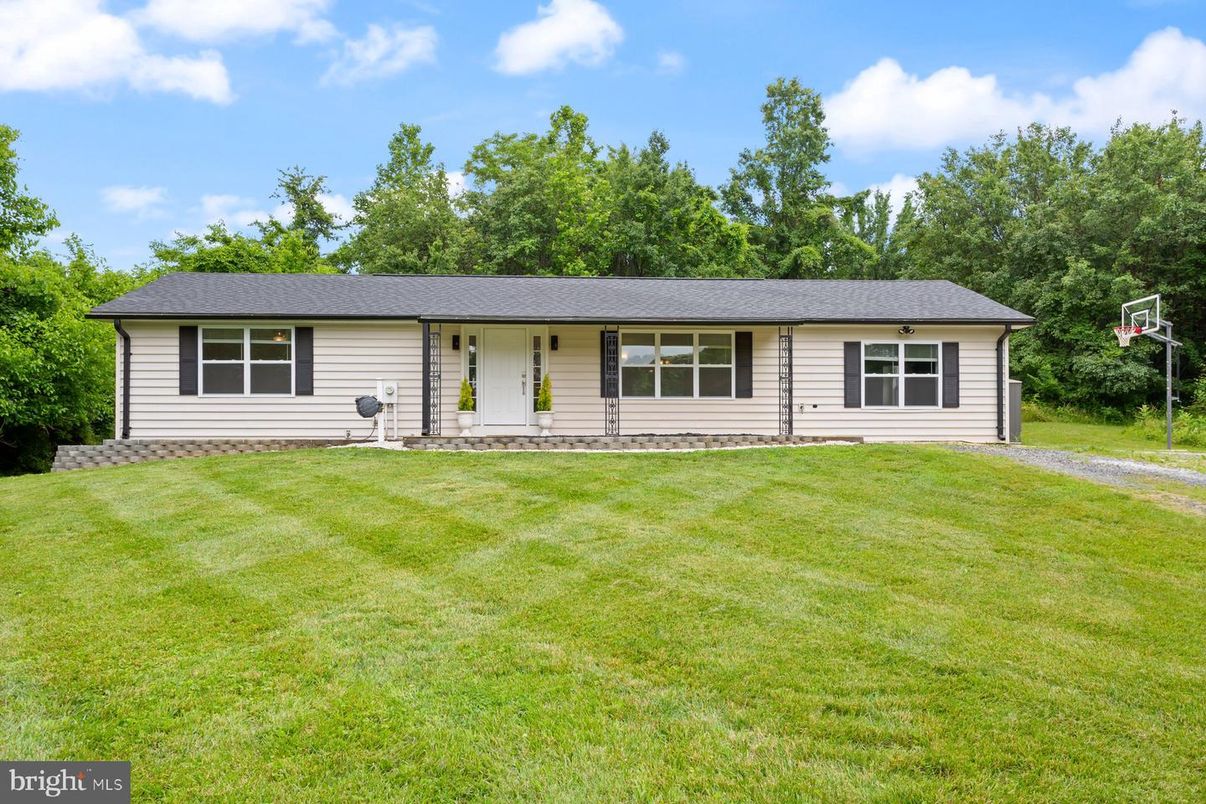 Backyard, Exterior, Facade, Ranch