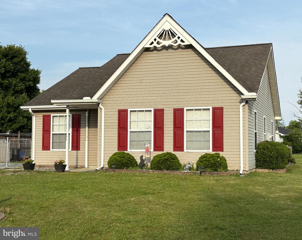 Exterior, Facade, Ranch