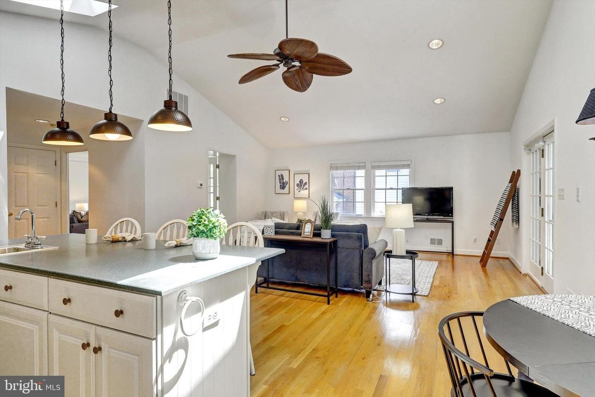 Interior, Living room, Pendant Lights, Recessed Lighting, Wood Texture Flooring