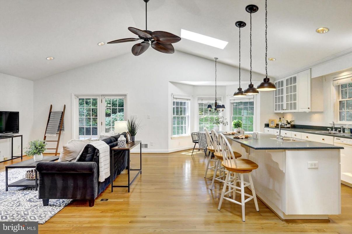 Dining room, Interior, Kitchen, Pendant Lights, Recessed Lighting, Wood Texture Flooring