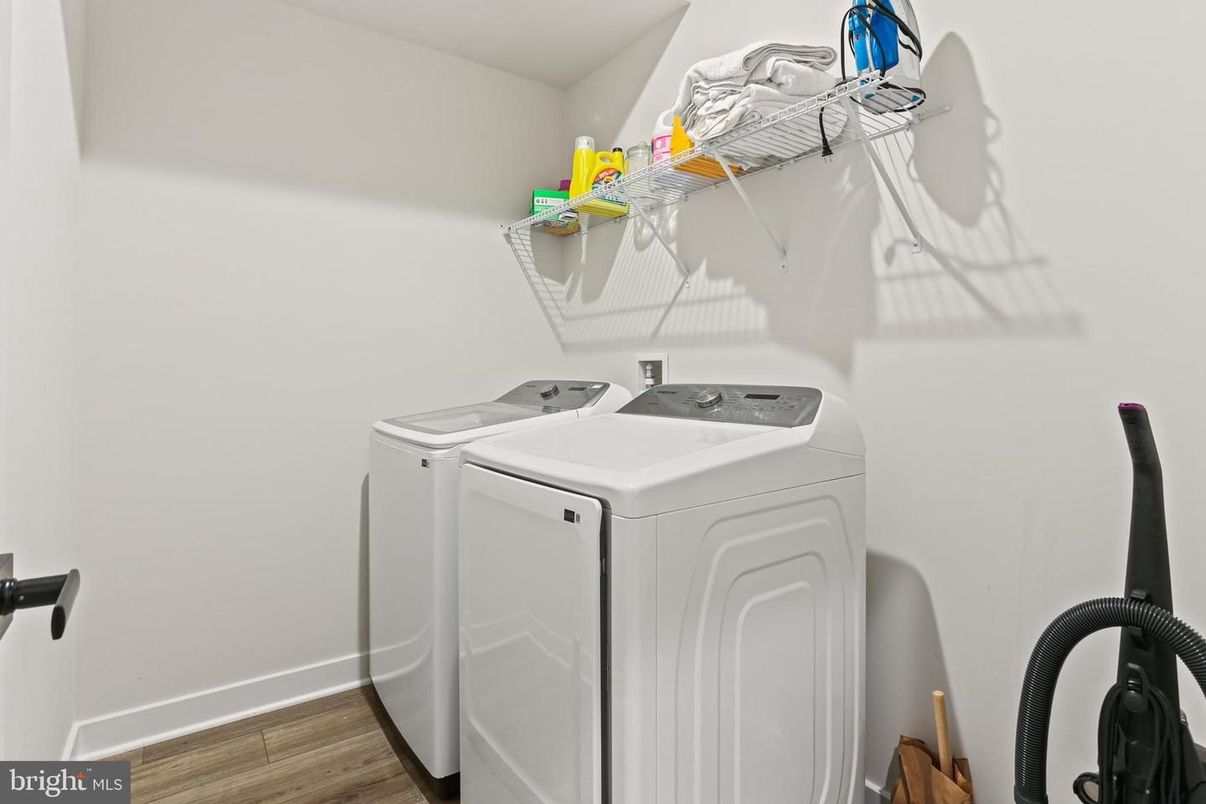 Interior, Washer, Wood Texture Flooring