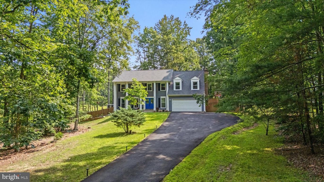 Attached, Exterior, Facade, Cape Cod