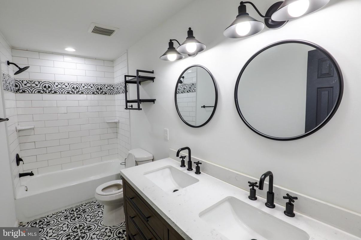 Bathroom, Dual Sink Vanities, Interior, Recessed Lighting