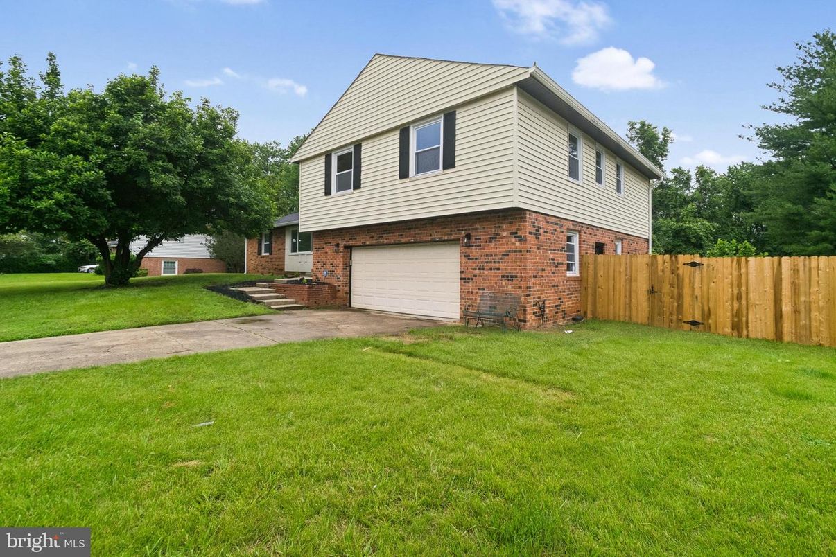 Attached, Exterior, Facade, Brick Facade, Raised Ranch
