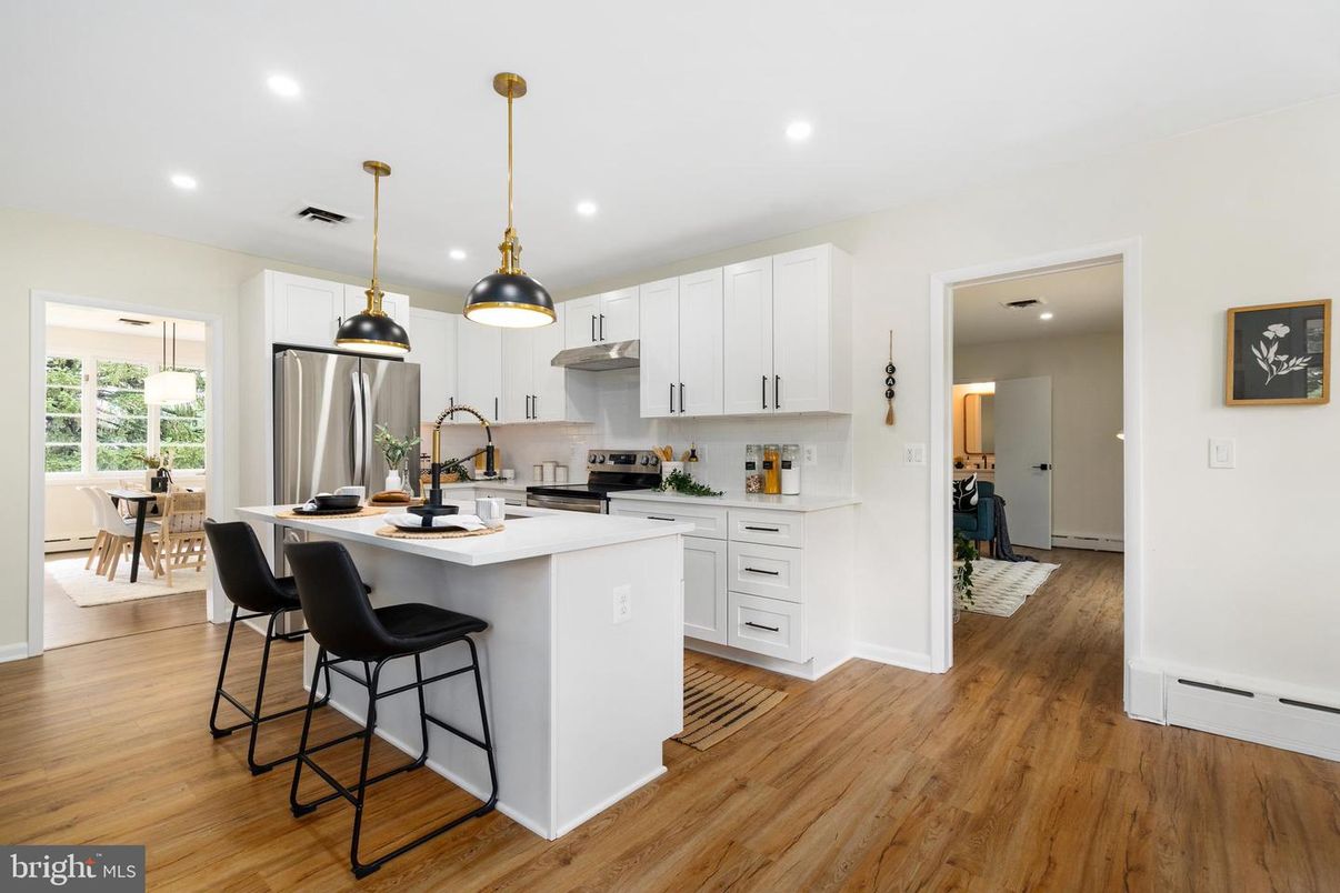 Dining room, Interior, Kitchen, Pendant Lights, Recessed Lighting, Stainless Steel Appliances, Wood Texture Flooring