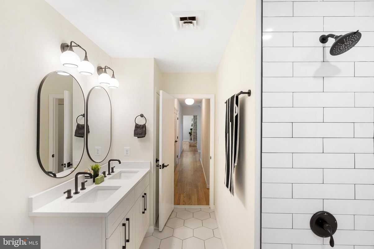 Bathroom, Dual Sink Vanities, Interior