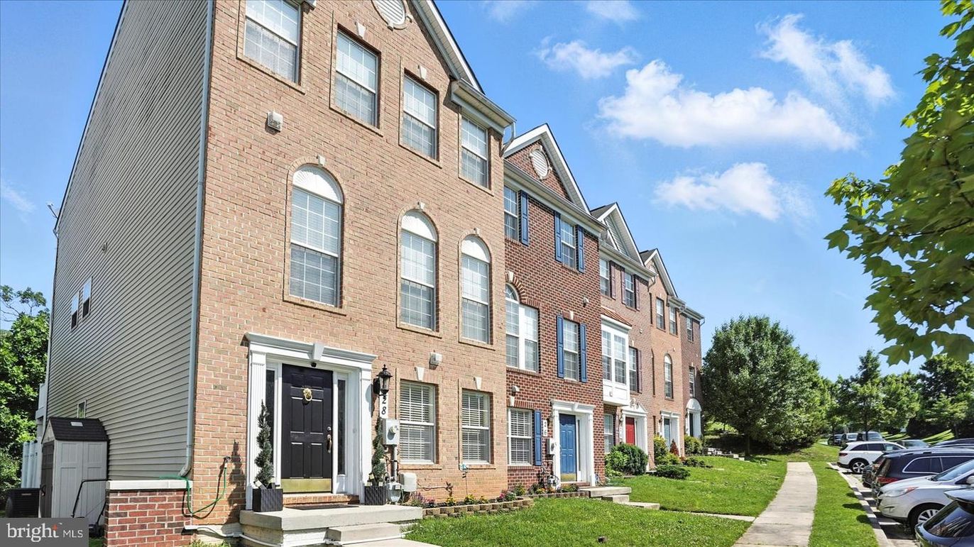 Exterior, Facade, Brick Facade, Rowhouse