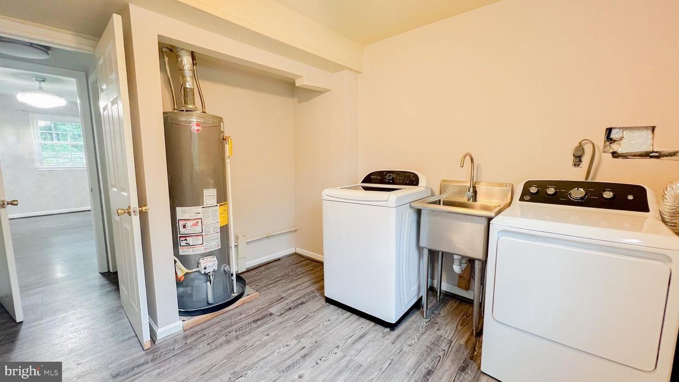 Interior, Utility Closets, Washer, Wood Texture Flooring