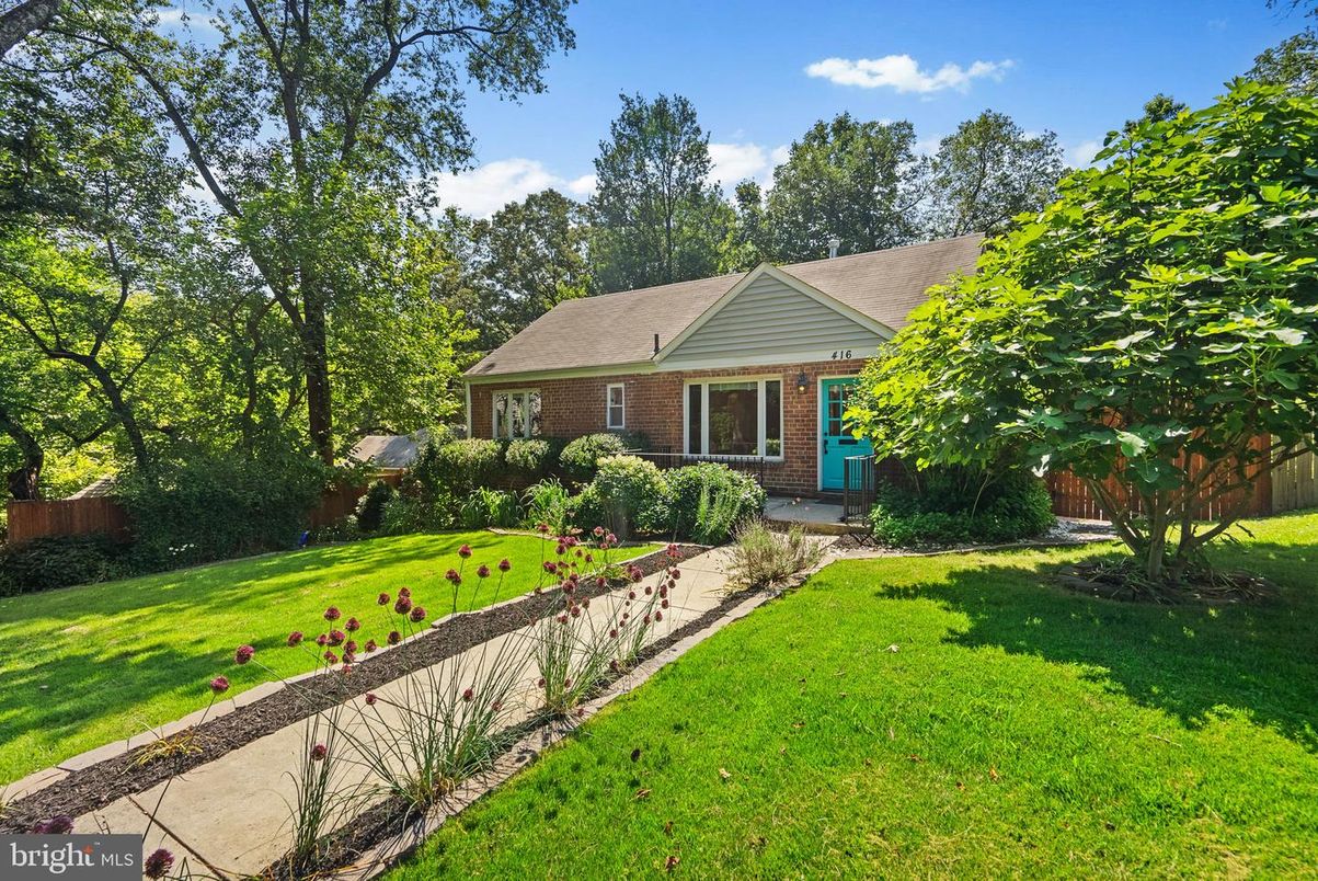 Backyard, Exterior, Facade, Brick Facade, Ranch