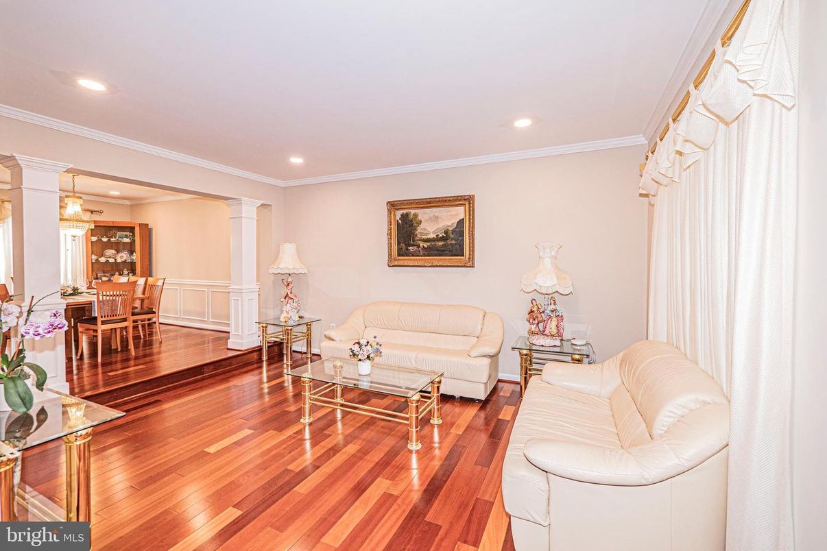 Dining room, Interior, Living room, Pendant Lights, Recessed Lighting, Wood Texture Flooring