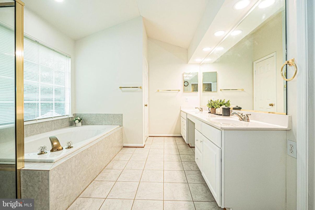 Bathroom, Dual Sink Vanities, Interior, Recessed Lighting