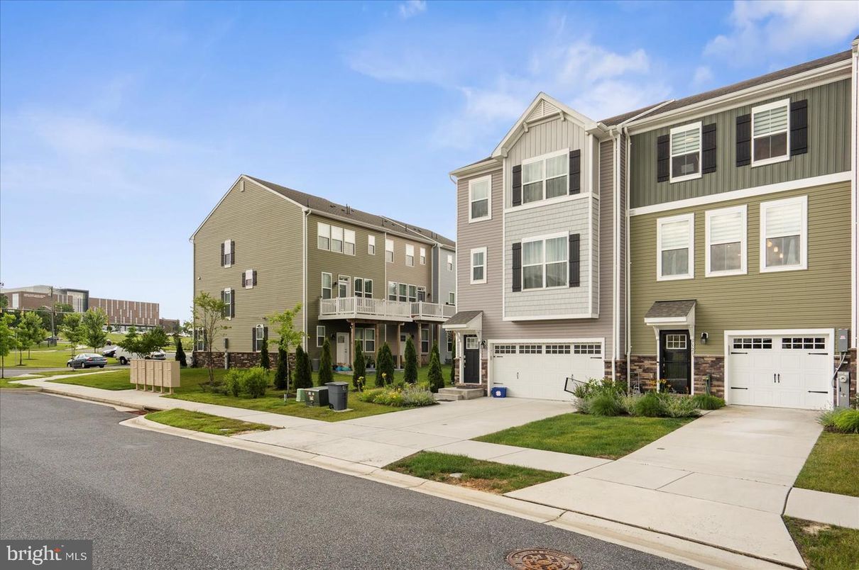 Attached, Exterior, Facade, Rowhouse