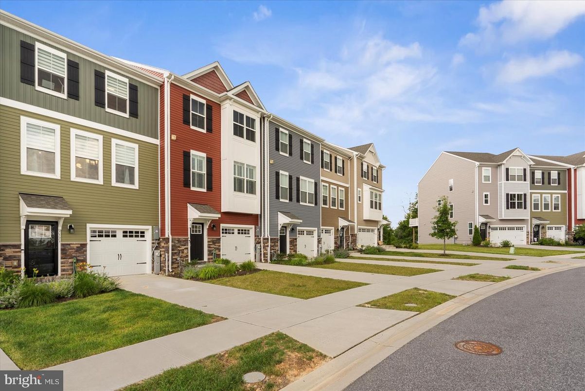 Attached, Exterior, Facade, Rowhouse