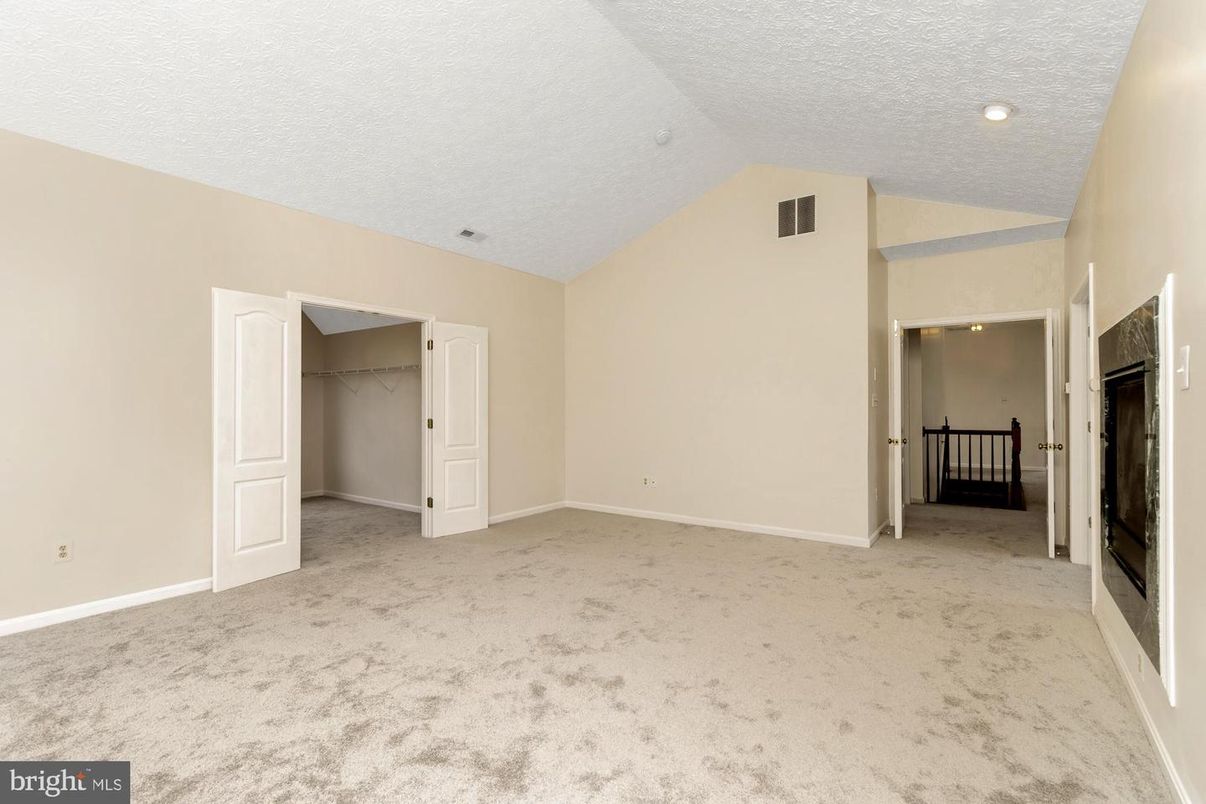 Empty room, Interior, Recessed Lighting