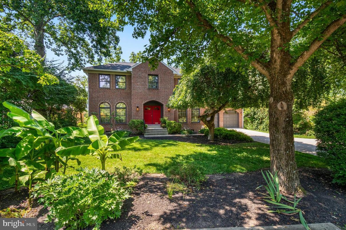 Backyard, Exterior, Facade, Brick Facade, None