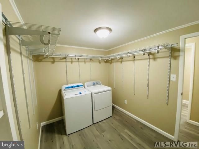 Interior, Washer, Wood Texture Flooring