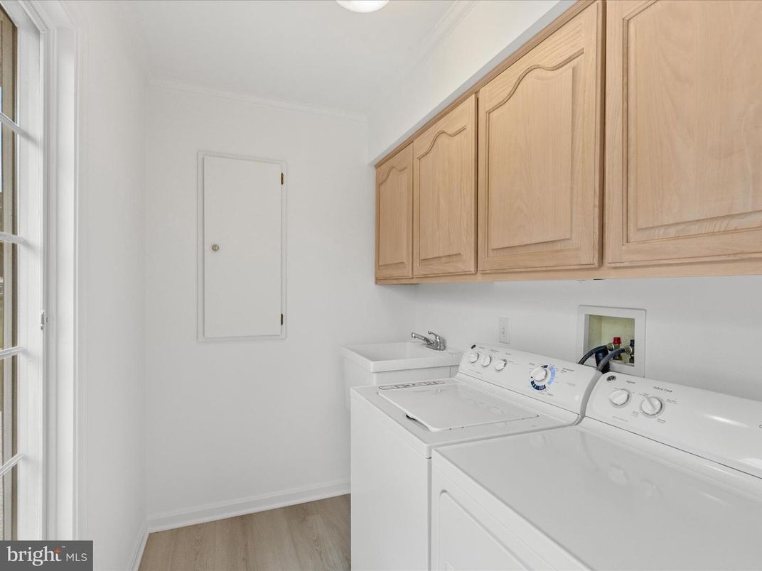 Interior, Washer, Wood Texture Flooring