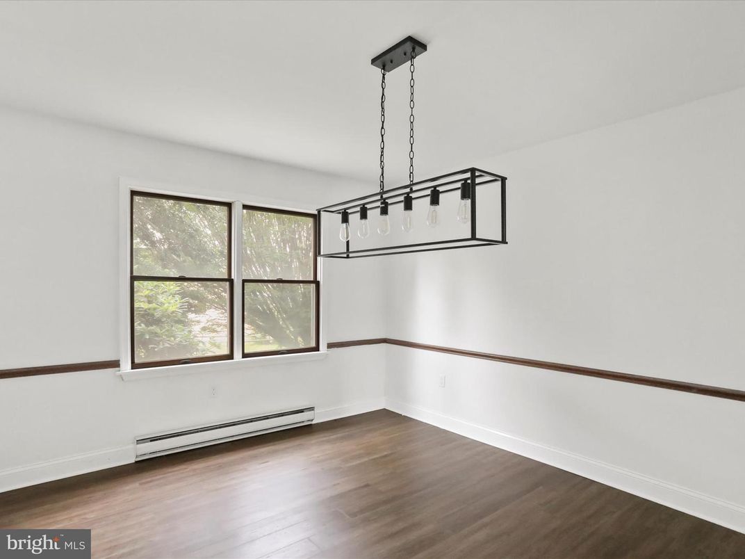Empty room, Interior, Pendant Lights, Wood Texture Flooring