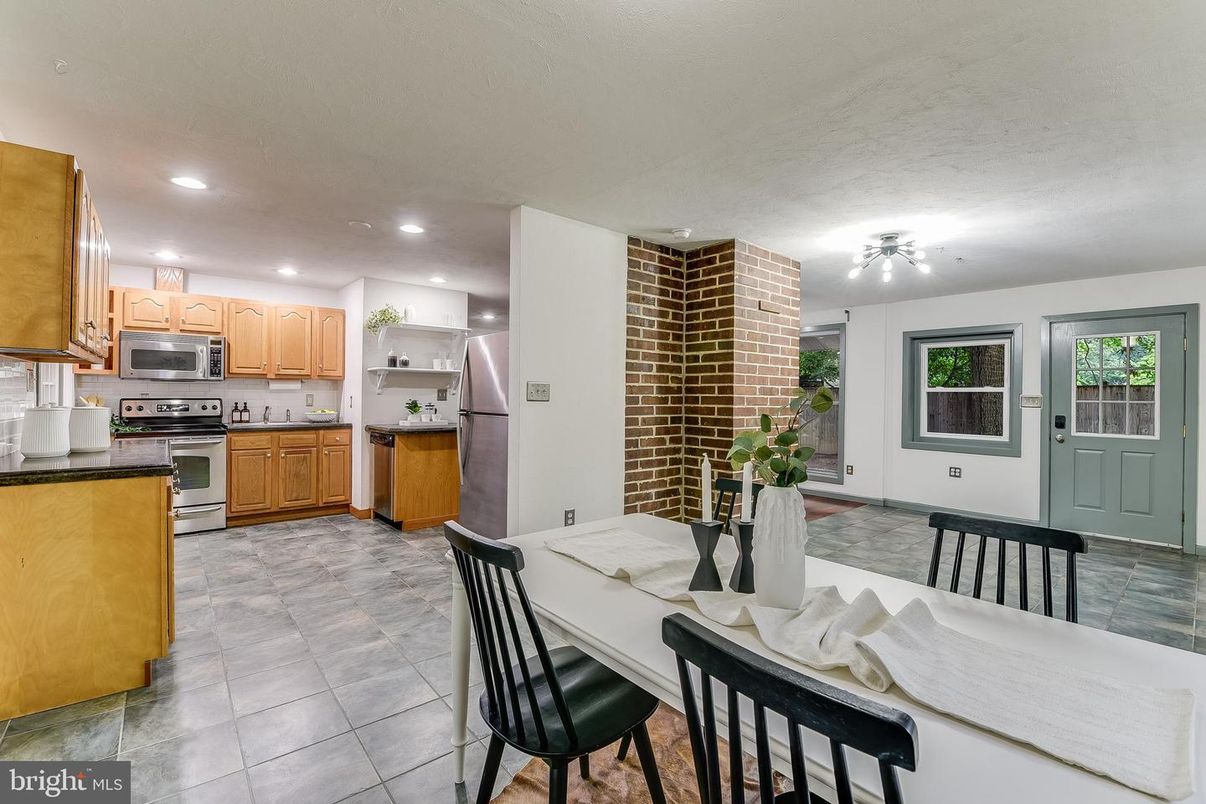 Dining room, Interior, Kitchen, Recessed Lighting, Stainless Steel Appliances