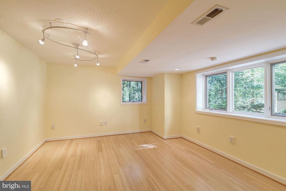 Empty room, Interior, Recessed Lighting, Wood Texture Flooring
