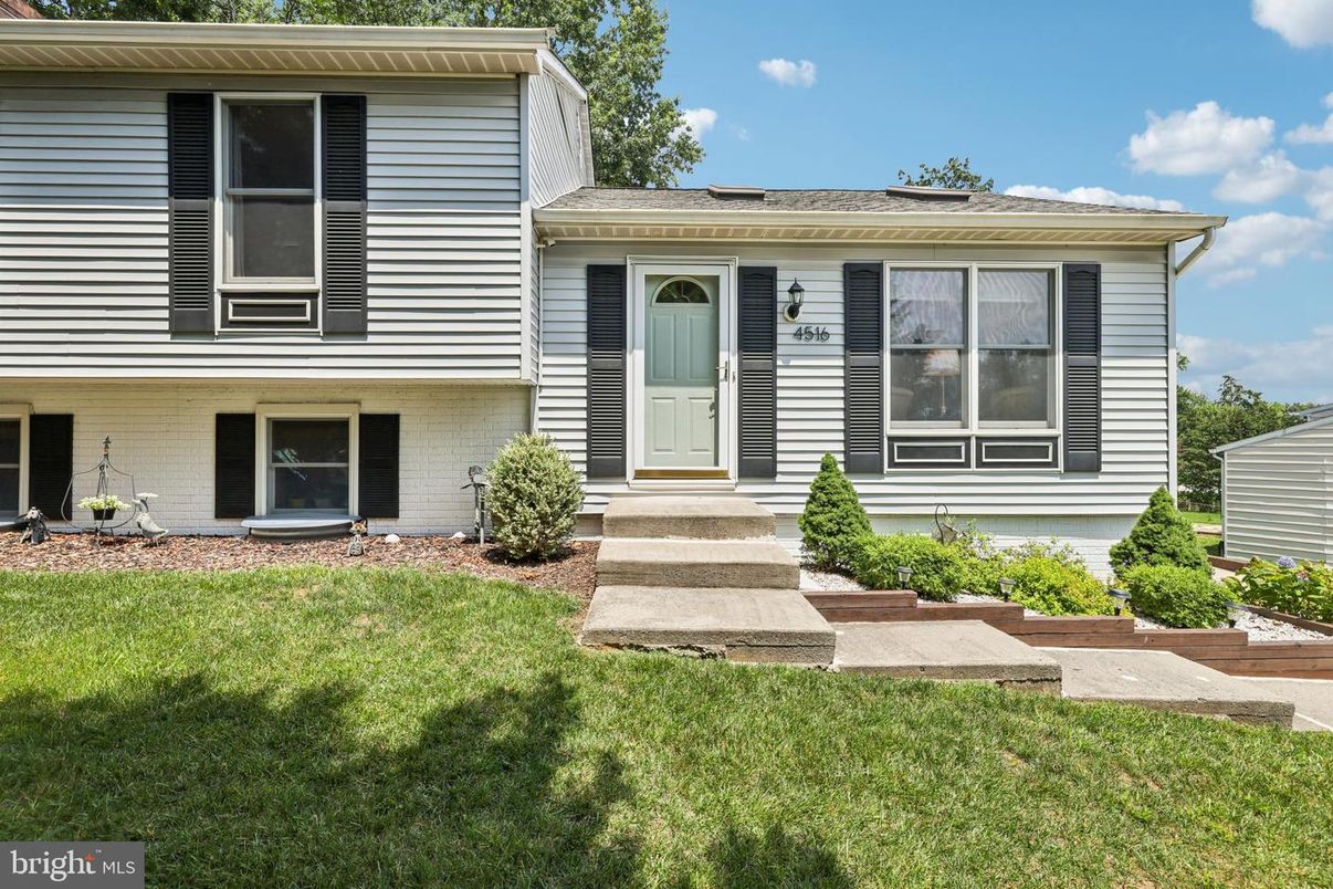 Exterior, Facade, Split Level
