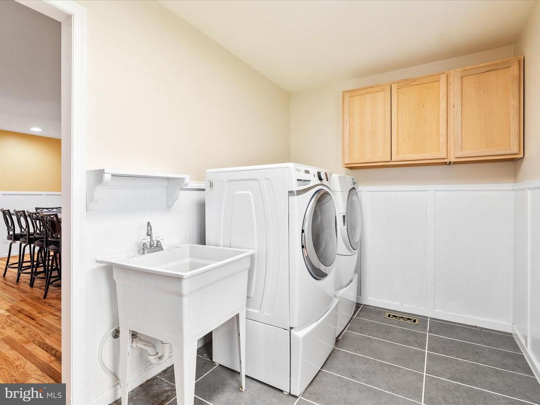 Interior, Recessed Lighting, Washer, Wood Texture Flooring
