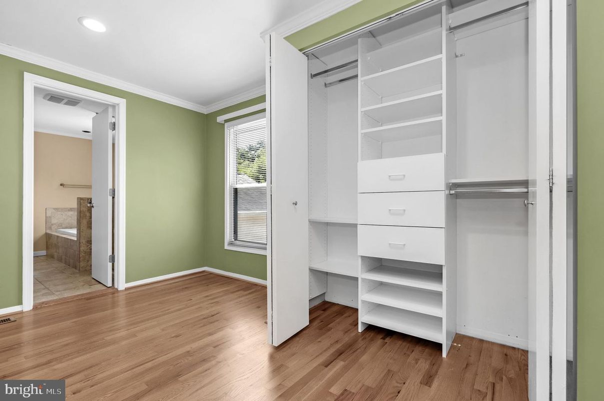 Interior, Recessed Lighting, Walk-in Closets, Wood Texture Flooring