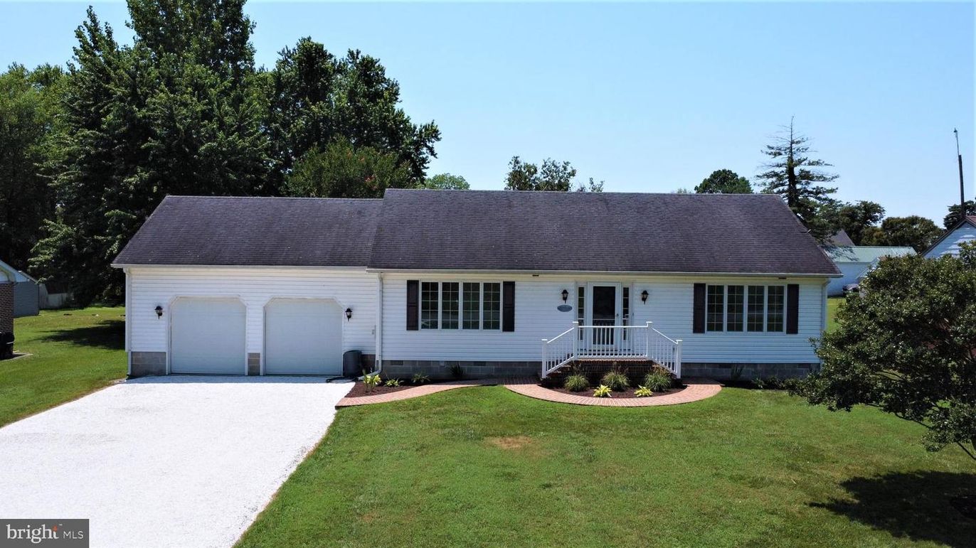 Attached, Exterior, Facade, Cape Cod