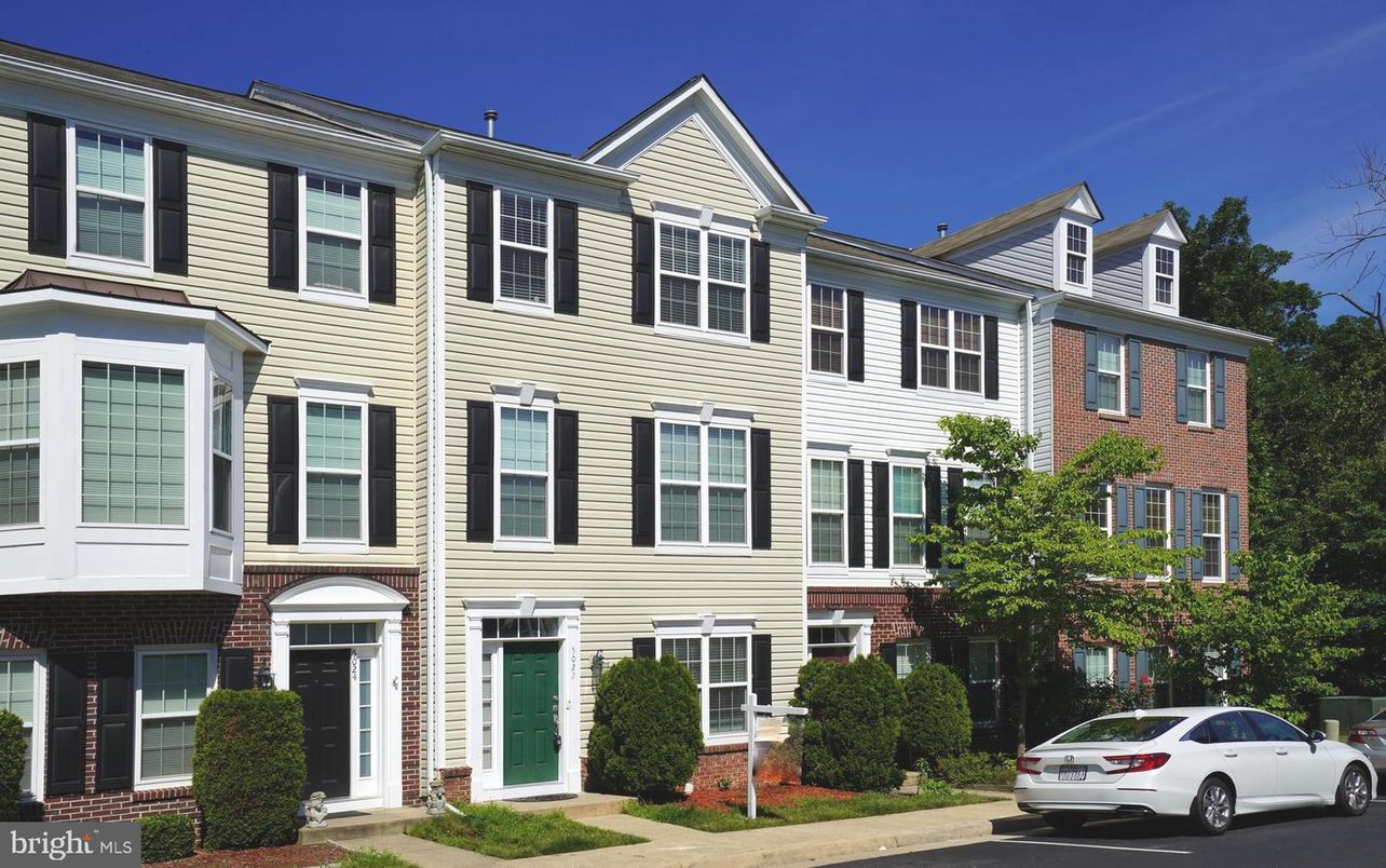 Exterior, Facade, Brick Facade, Rowhouse