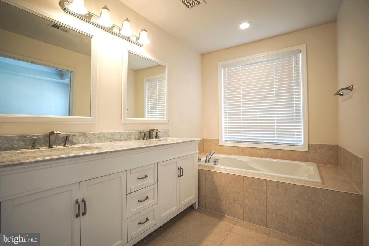 Bathroom, Dual Sink Vanities, Interior, Recessed Lighting
