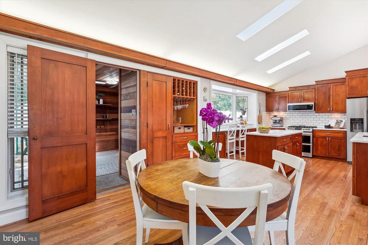 Dining room, Interior, Kitchen, Stainless Steel Appliances, Wood Texture Flooring
