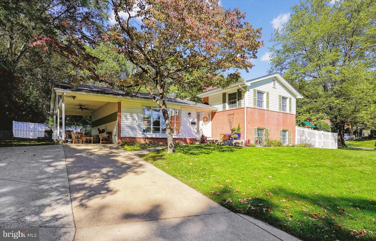 Backyard, Exterior, Facade, Brick Facade, Split Level