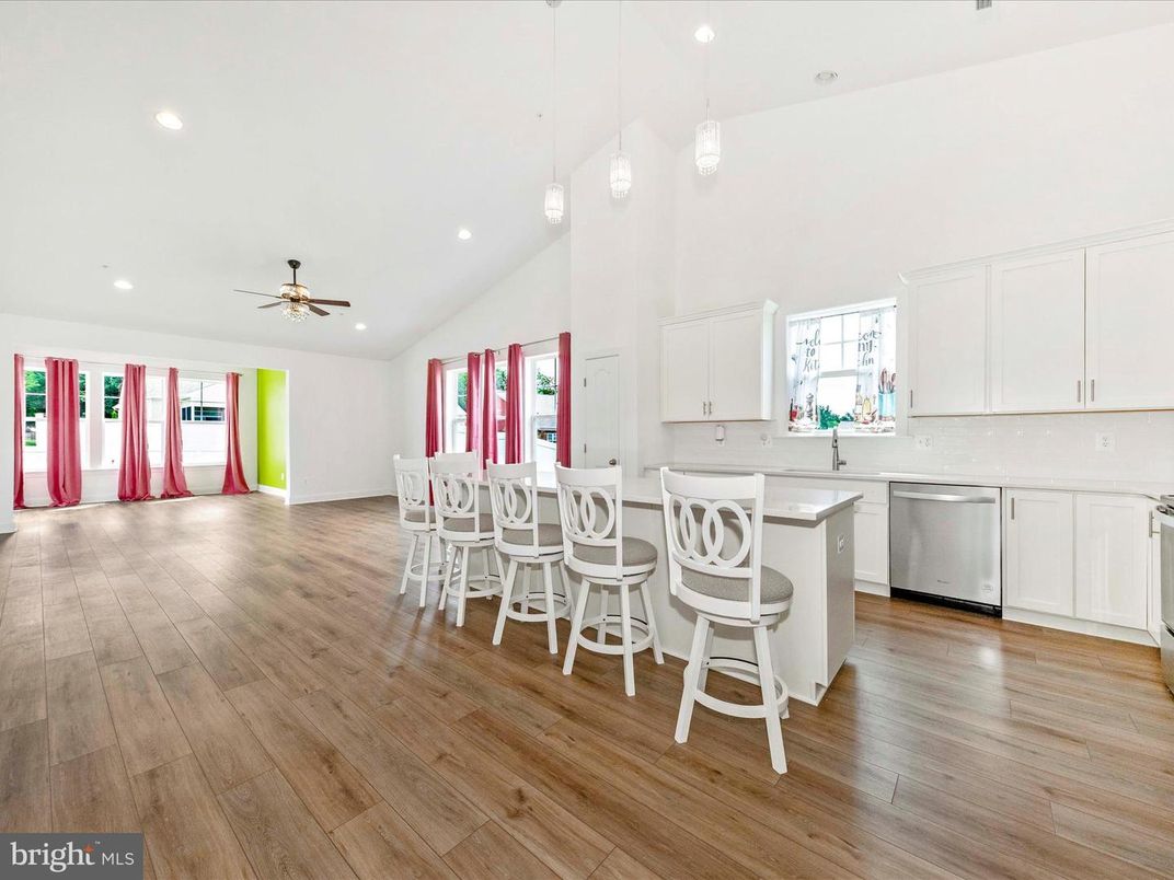 Dining room, Interior, Kitchen, Pendant Lights, Recessed Lighting, Wood Texture Flooring