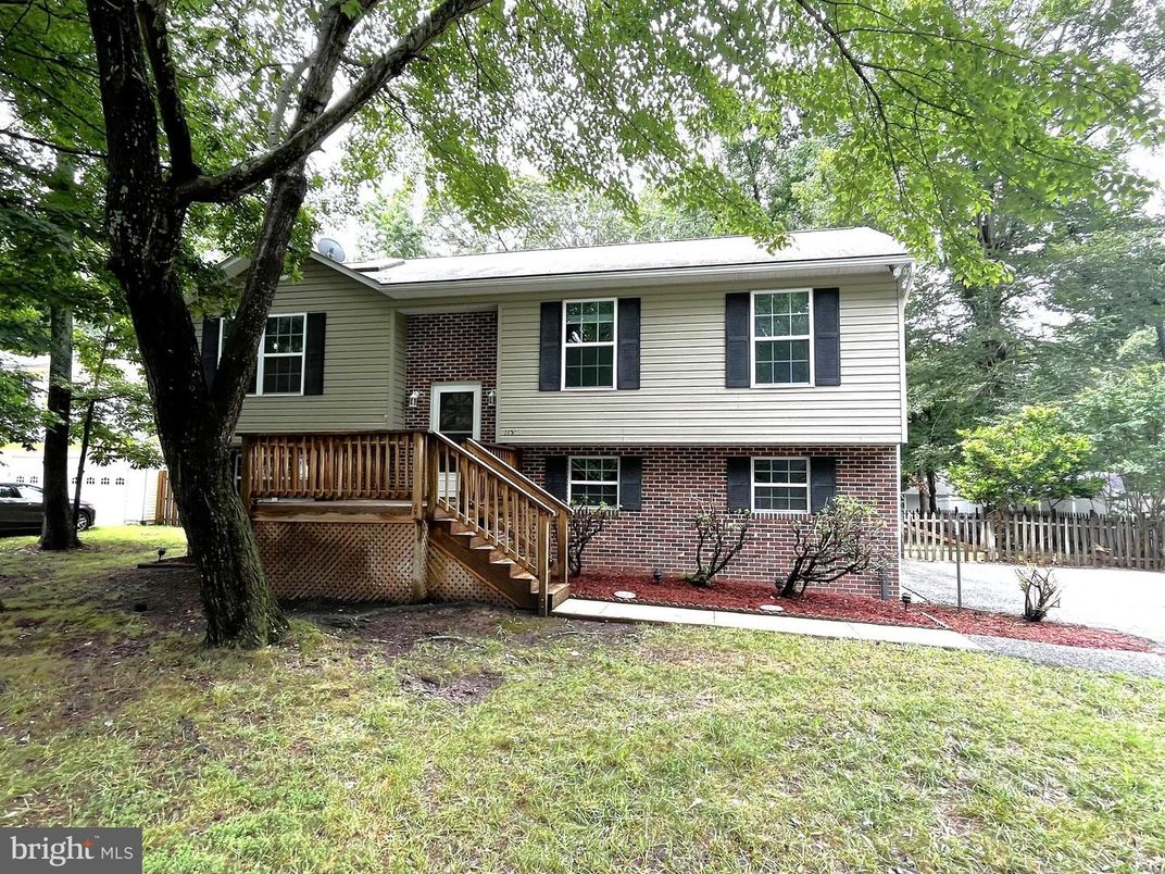 Exterior, Facade, Brick Facade, Raised Ranch