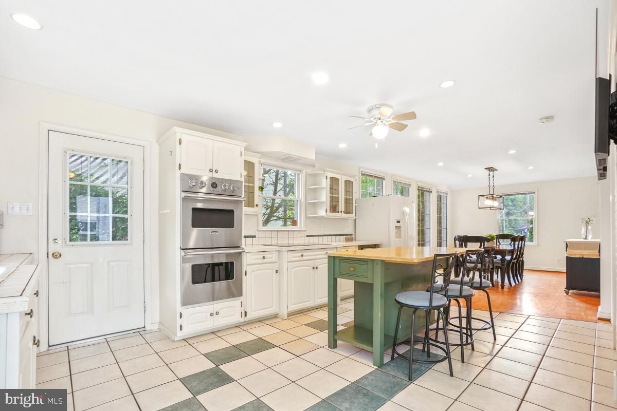 Dining room, Interior, Kitchen, Pendant Lights, Recessed Lighting, Stainless Steel Appliances